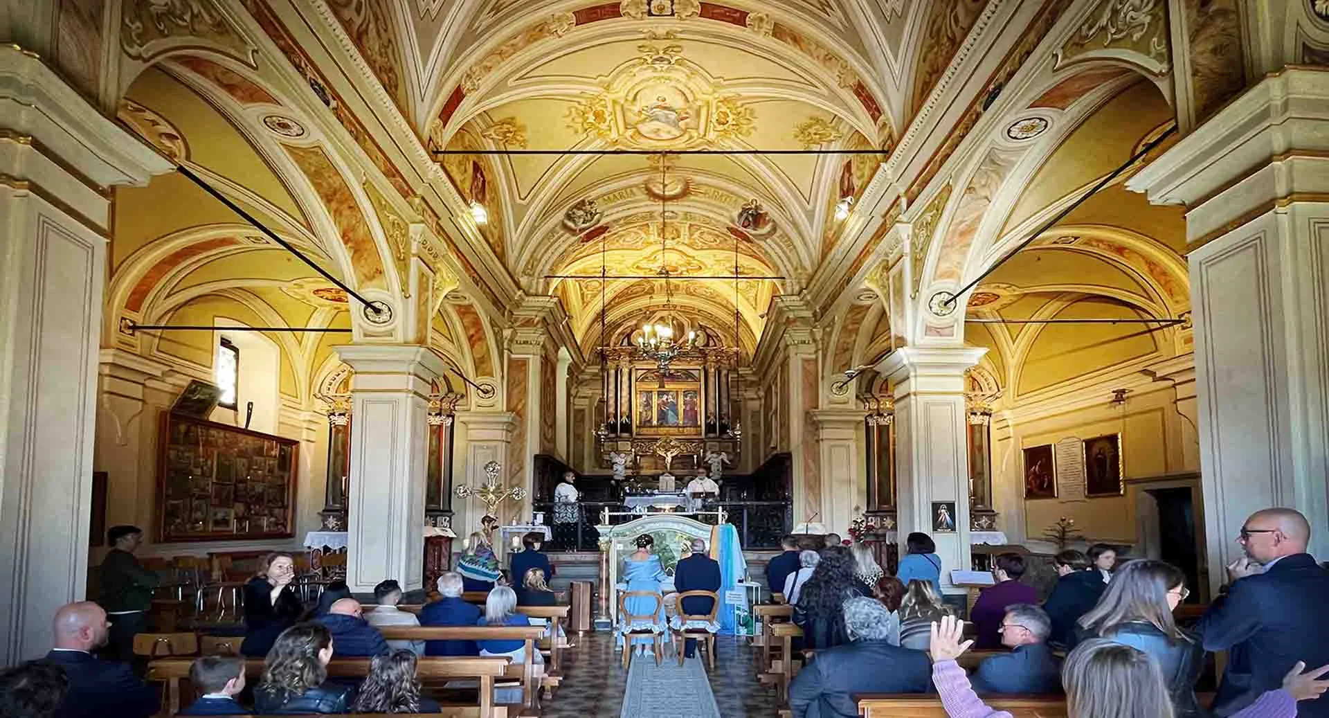 Fotografia di Rino Cacciola - fotografo di eventi. Interno di una chiesa barocca Santuario del Frassino Val d'Oneta Bergamo